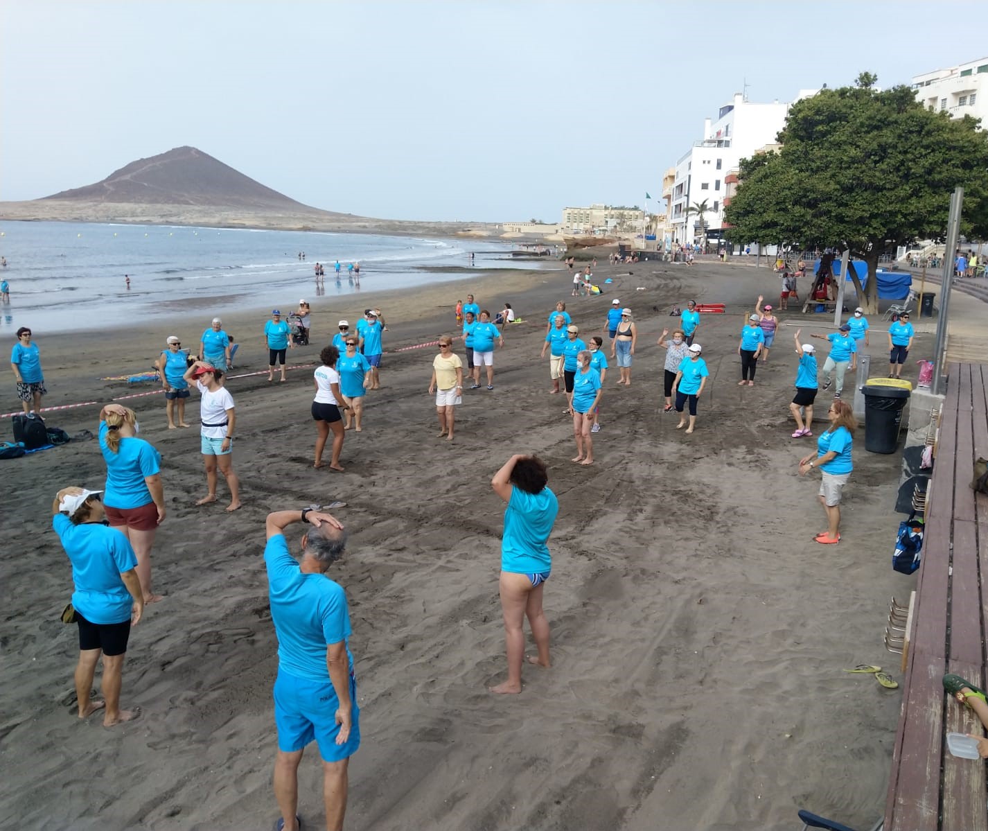 Los mayores volverán a disfrutar este verano de la gimnasia gratuita junto al mar