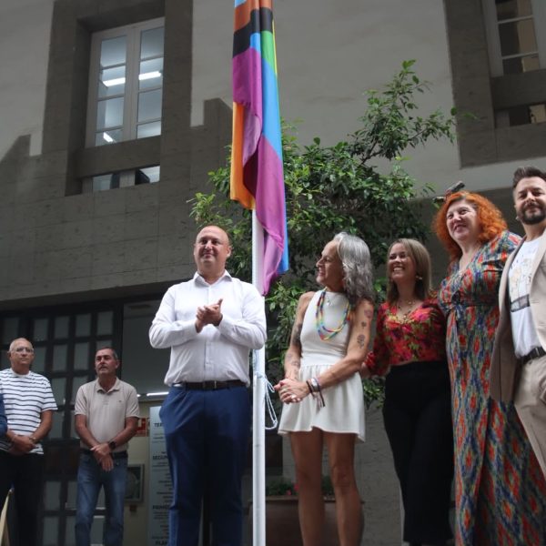 Granadilla de Abona inicia la celebración del Día del Orgullo con la lectura del manifiesto y el izado de la bandera arcoíris en el Ayuntamiento