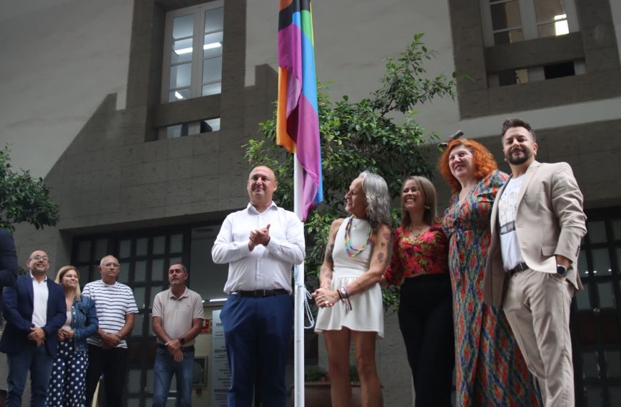 Granadilla de Abona inicia la celebración del Día del Orgullo con la lectura del manifiesto y el izado de la bandera arcoíris en el Ayuntamiento
