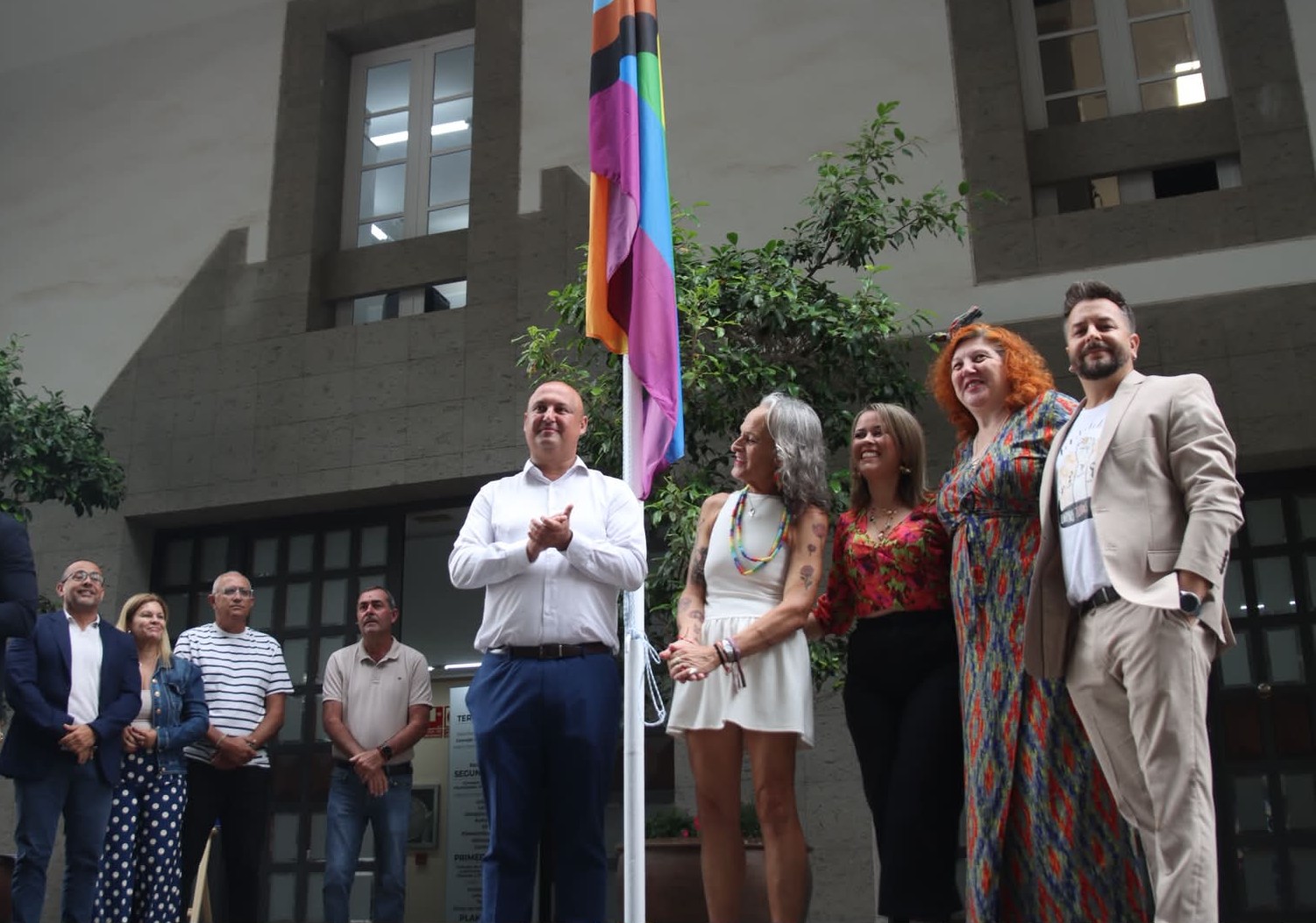 Granadilla de Abona inicia la celebración del Día del Orgullo con la lectura del manifiesto y el izado de la bandera arcoíris en el Ayuntamiento