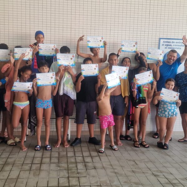 El Centro de Día Guaidyl clausura con éxito su cursillo de natación en la piscina municipal de Los Hinojeros