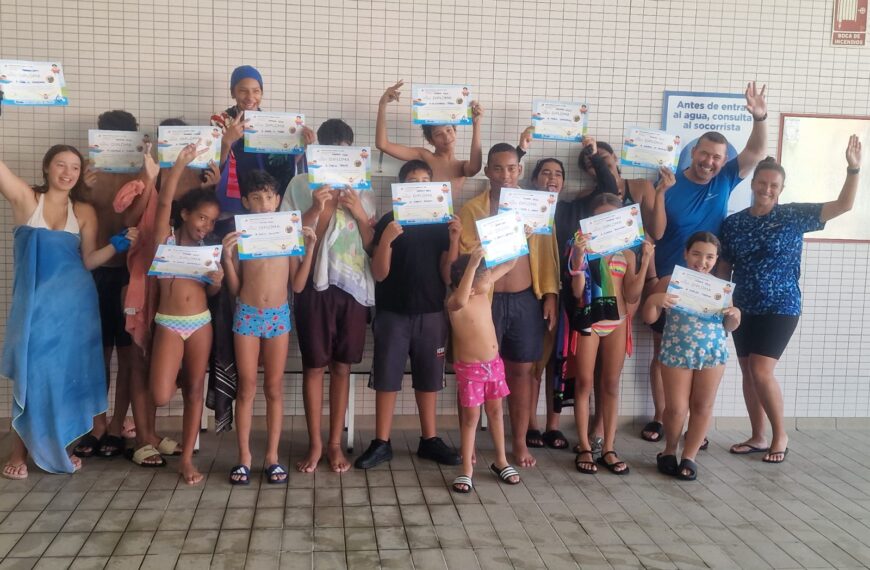 El Centro de Día Guaidyl clausura con éxito su cursillo de natación en la piscina municipal de Los Hinojeros