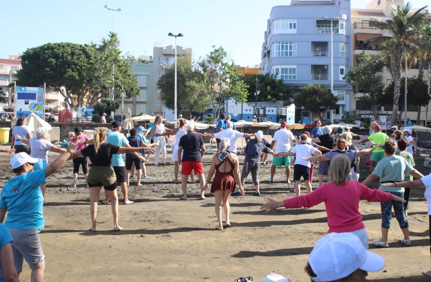 Granadilla de Abona vuelve a activar el verano de sus mayores con ‘Gimnasia en la Playa’