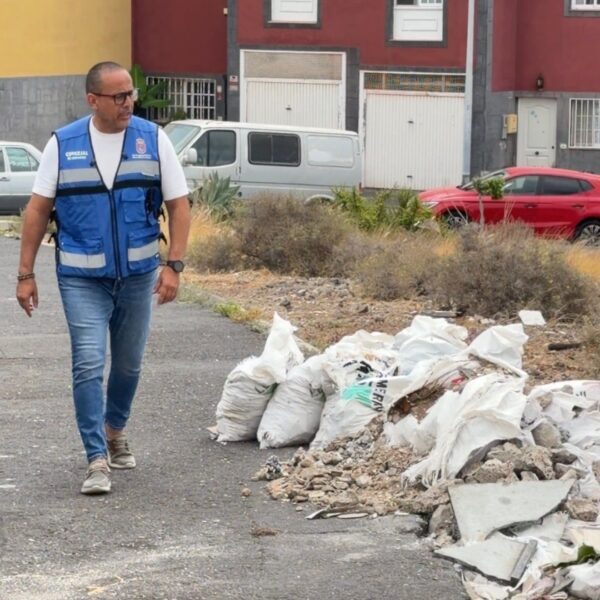 Obras y Servicios inicia una actuación especial para retirar los puntos de acumulación de enseres en San Isidro