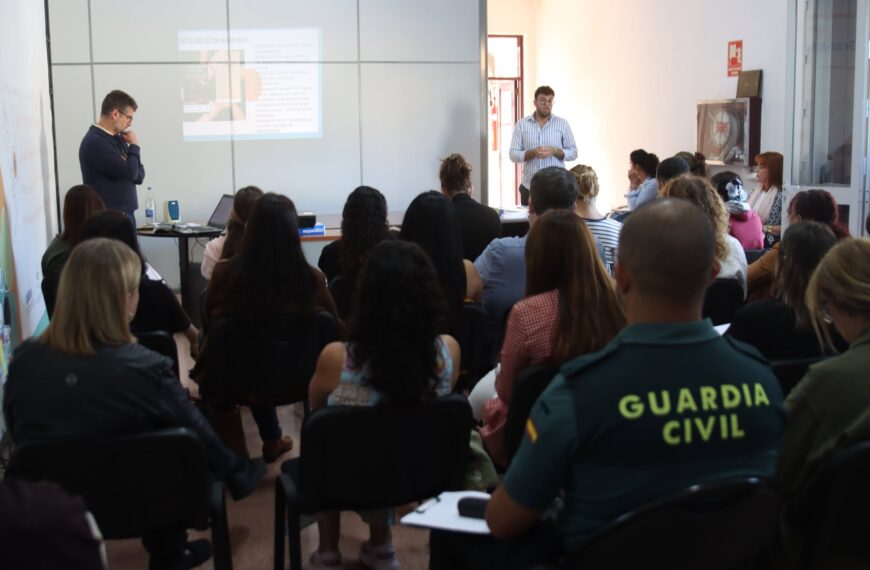 Servicios Sociales mantiene un encuentro con las APAS y AFAS de los centros educativos para reforzar la protección de la infancia y la conciliación familiar