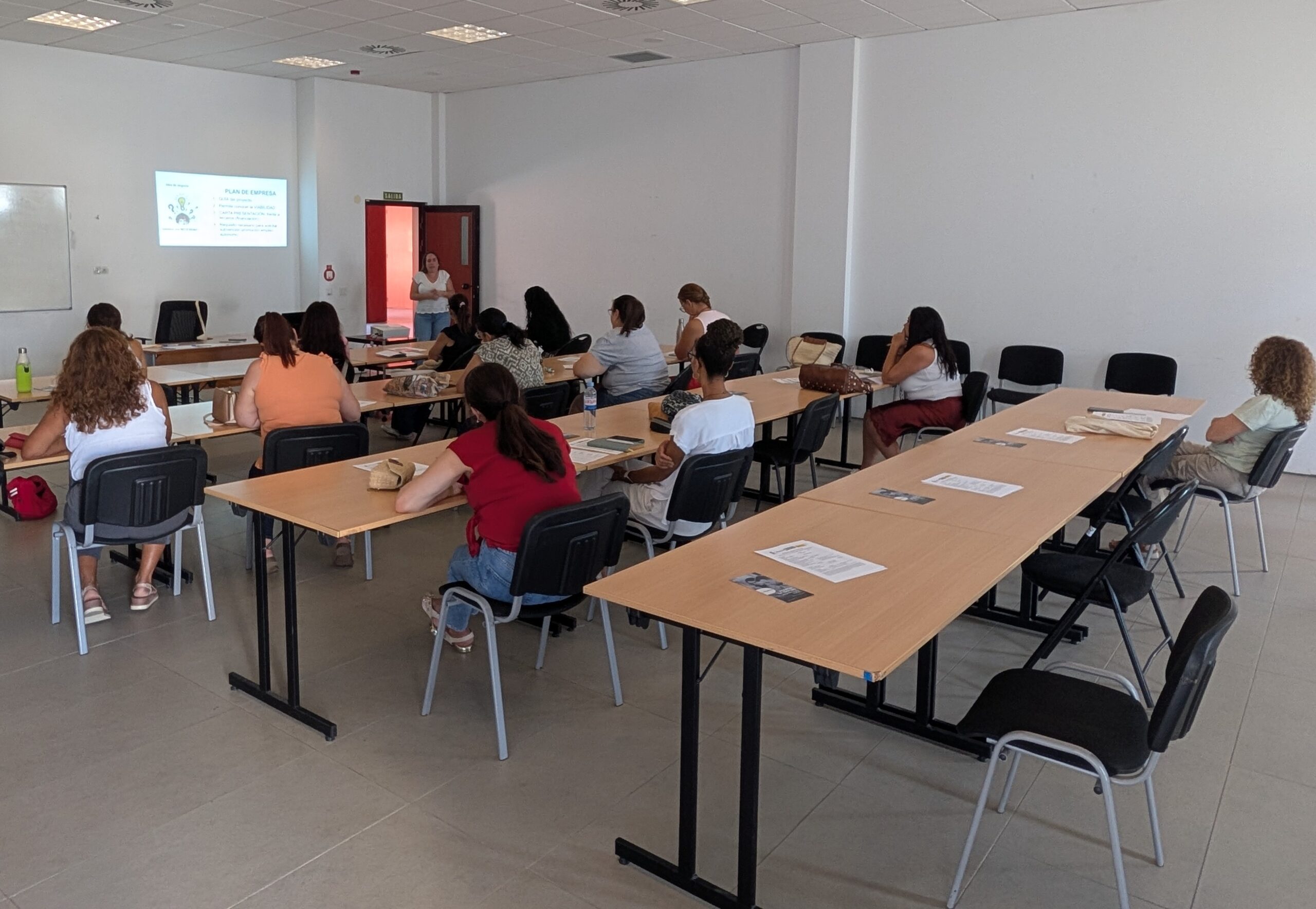 La AEDL organizó un taller informativo sobre el pago único y asesoramiento empresarial